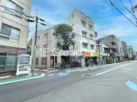 現地外観写真 前面道路はきちんと整備されています。 