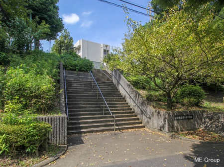 周辺環境 中学校 700m 多摩市立聖ヶ丘中学校
