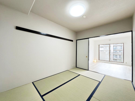 その他内観 リビング隣接の和室は毎日の暮らしに癒しと安らぎをもたらしてくれます  