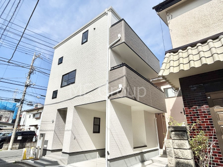 現地外観写真 暮らしやすさと居心地の良さにこだわったシンプルで飽きのこないデザイン ！