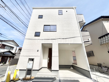 現地外観写真 洗練された外観、上質な住空間が広がる室内は永く安心して過ごせる住居です。 
