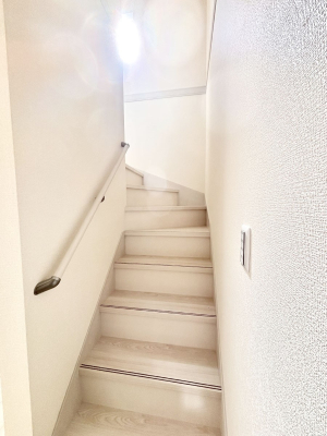 その他 階段は手すり付きなので小さなお子さまやご高齢の方も安心です  