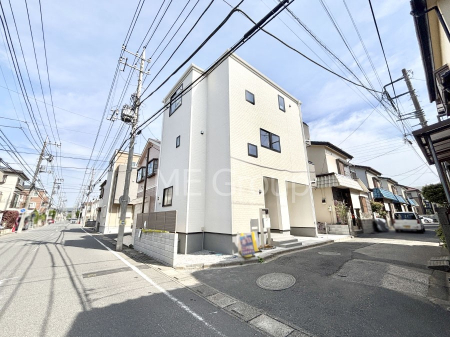 現地外観写真 前面道路はきちんと整備されています  