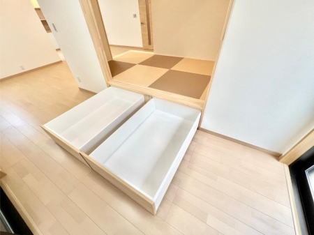 その他内観 小あがりの下は収納になっています