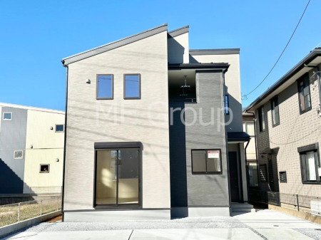 現地外観写真 洗練された外観、上質な住空間が広がる室内は永く安心して過ごせる住居です。 
