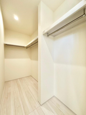 その他 ウォークインクローゼット付きで生活空間を広く利用できます。