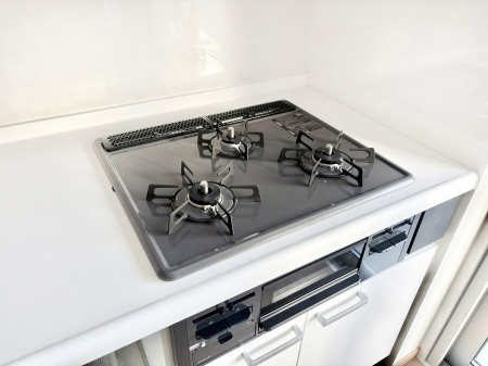 その他内観 三口ガスコンロでお料理が一気にはかどりそう。