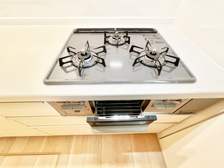 その他内観 三口ガスコンロでお料理が一気にはかどりそう