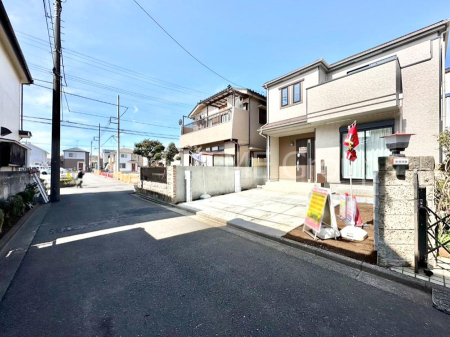 現地外観写真 前面道路はきちんと整備されています  