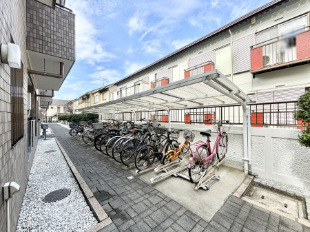 その他 駐輪場は屋根付きで安心