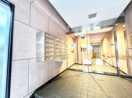エントランス 外観 綺麗なエントランスは、居住者を優しく迎えいれてくれます  