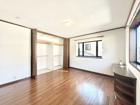 寝室 収納も充実しています！どんなお部屋にするか考えるのが楽しみですね。
