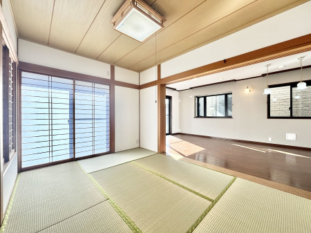 その他内観 リビングと隣り合っている和室。ほっと一息できる和の空間も忘れずに。 