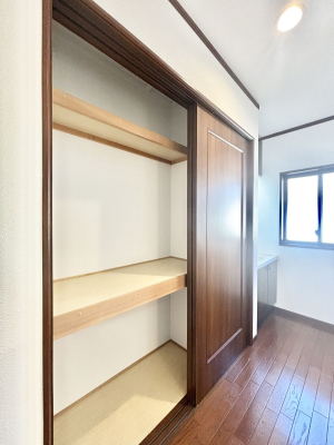 その他内観 廊下収納。掃除道具や季節の小物を収納することができます。