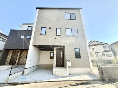 現地外観写真 暮らしやすさと居心地の良さにこだわったシンプルで飽きのこないデザイン ！