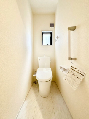 トイレ 明るく清潔感のあるトイレです。   