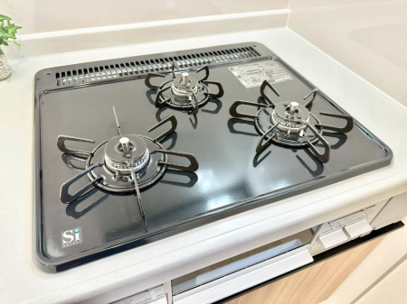 その他内観 三口ガスコンロでお料理が一気にはかどりそう    