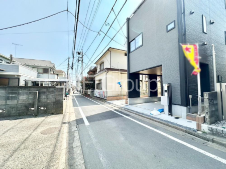 現地外観写真 見通しの良さとともに、街並みに開放感を与えてくれます。 