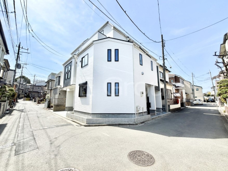 現地外観写真 角地なので日当たりも良く、お家が堂々として見えます。