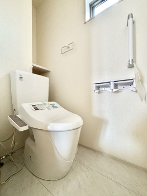 トイレ 換気用小窓があり、明るく清潔な空間です。 