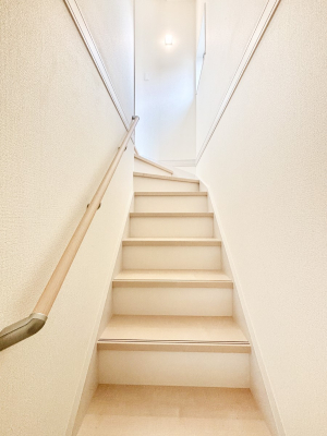 その他 階段は手すり付きなので小さなお子さまやご高齢の方も安心です  