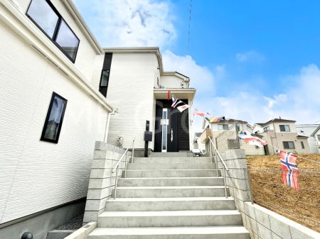 現地外観写真 たっぷりの陽光と心地よい風が舞い込む住まい 