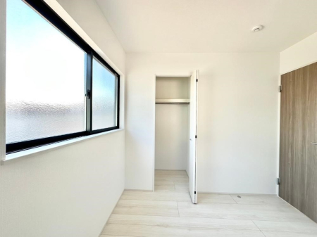 子供部屋 お子さまのお部屋としても！衣類の整理整頓に便利なクローゼット付きの洋室！
