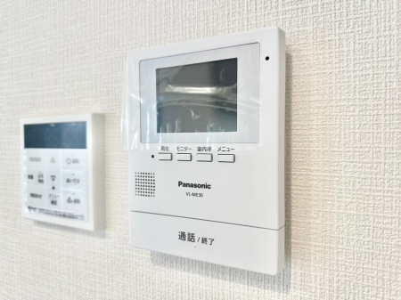 その他内観 ＴＶモニター付きインターホンは訪問者が誰なのかを確認してからドアを開けられるため、防犯に役立ちます。 