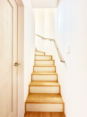 その他 階段は手すり付きなので小さなお子さまやご高齢の方も安心です