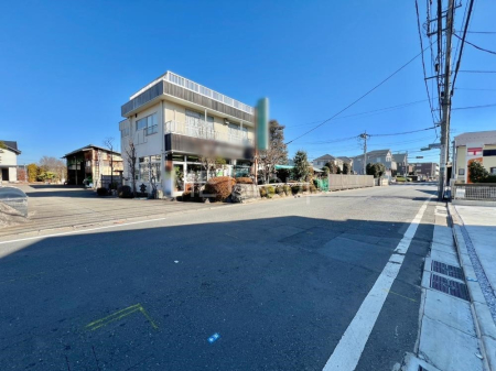 現地外観写真 前面道路はきちんと整備されています  