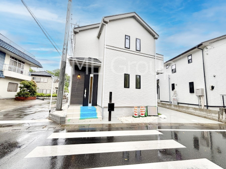 現地外観写真 たっぷりの陽光と心地よい風が舞い込む住まい   