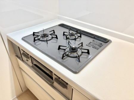 その他内観 三口ガスコンロでお料理が一気にはかどりそう    