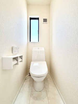 トイレ トイレは1階と2階それぞれに配置されていてとても便利です。 