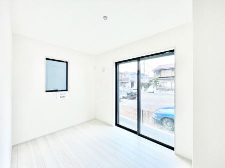 その他内観 大きな窓からたっぷり入ってくる陽光がお部屋全体を優しく包み込みます！