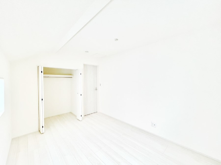 寝室 クローゼット付きのお部屋で充実したプライベート時間を過ごせます。