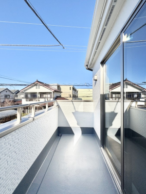 バルコニー 暖かな陽光が降り注ぐバルコニーはお洗濯におすすめ。爽やかな風も心地よいです。 