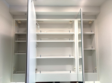 ���̑����� �O�ʋ��̗��ɁA���ϕi��q���p�i�Ȃǂ����[�\�B���ʑ����������ƕۂ��܂��I