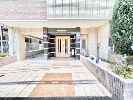 エントランス 外観 綺麗なエントランスは、居住者を優しく迎えいれてくれます  