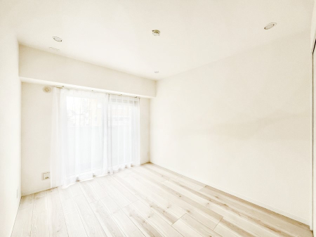 子供部屋 窓からのやさしい光が心地よいプライベートルーム  