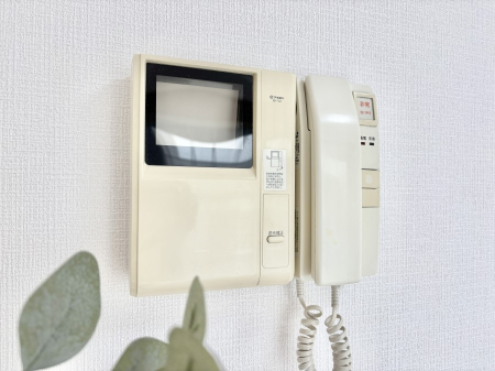 その他内観 訪問者が一目でわかる安心のＴＶモニター付きインターホン。   