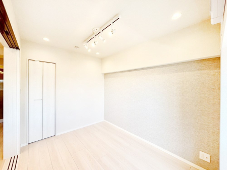 寝室 クローゼット付きのお部屋で充実したプライベート時間を過ごせます。