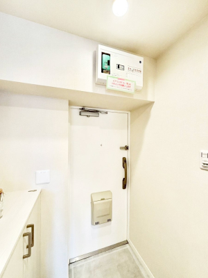 玄関 散らかりがちな玄関もスッキリ！ご家族の靴もたっぷり収納できる玄関収納付きです。
