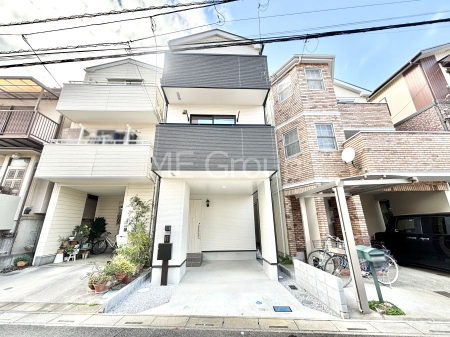 現地外観写真 洗練された外観、上質な住空間が広がる室内は永く安心して過ごせる住居です。 