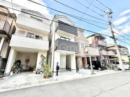 現地外観写真 前面道路はきちんと整備されています  
