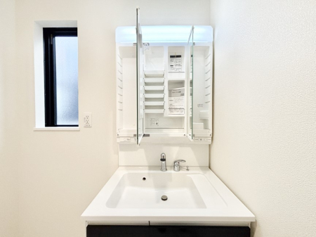 ���ʑ�E���ʏ� �O�ʋ��̗��ɁA���ϕi��q���p�i�Ȃǂ����[�\�B���ʑ����������ƕۂ��܂��I  