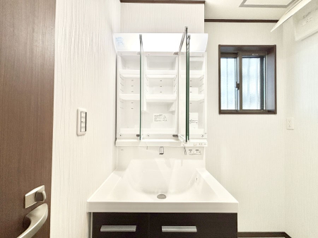 ���̑����� �O�ʋ��̗��ɁA���ϕi��q���p�i�Ȃǂ����[�\�B���ʑ����������ƕۂ��܂��I