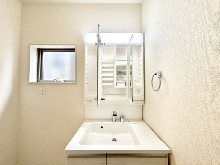 ���̑����� �O�ʋ��̗��ɁA���ϕi��q���p�i�Ȃǂ����[�\�B���ʑ����������ƕۂ��܂��I