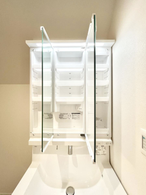 ���̑����� �O�ʋ��̗��ɁA���ϕi��q���p�i�Ȃǂ����[�\�B���ʑ����������ƕۂ��܂��I