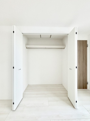 ���[ �m���̃N���[�[�b�g�B���s��������̂Ō���̈ߗނ�����������܂�܂��B