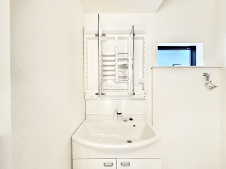 ���ʑ�E���ʏ� �O�ʋ��̗��ɁA���ϕi��q���p�i�Ȃǂ����[�\�B���ʑ����������ƕۂ��܂��I  